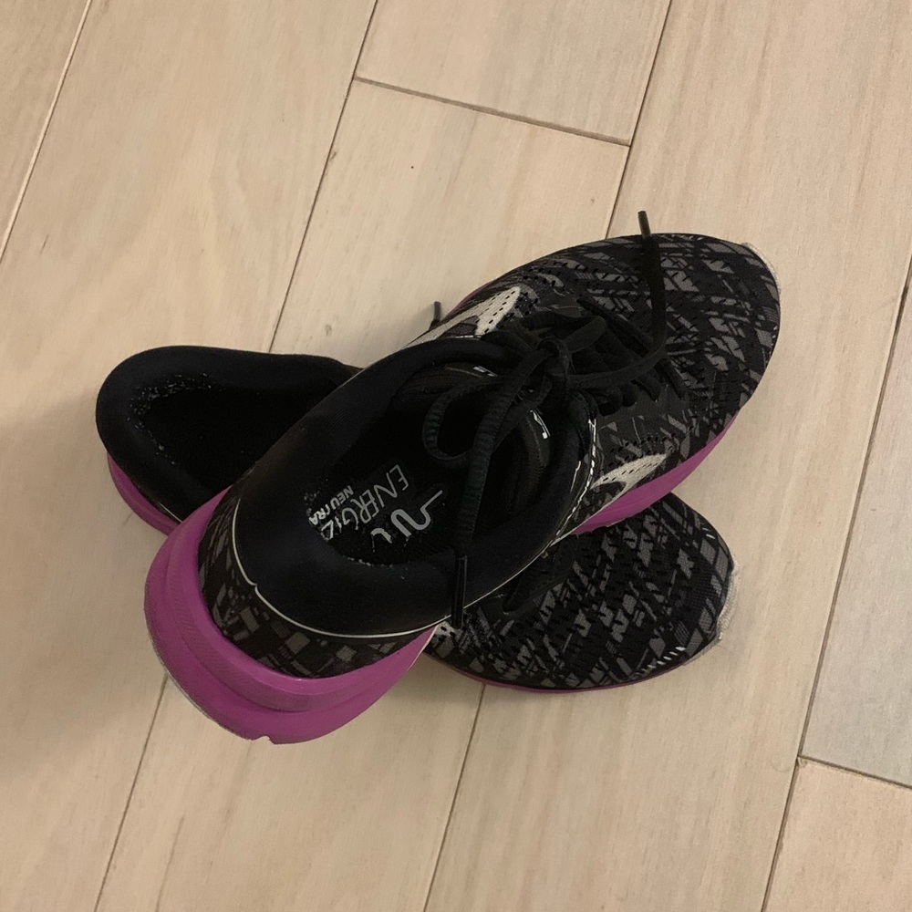 Brooks sneakers size 6